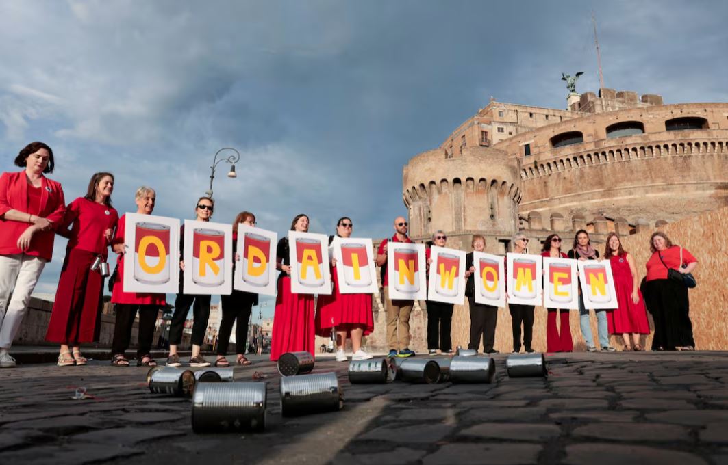 Top Vatican panel says ‘no’ to women as deacons